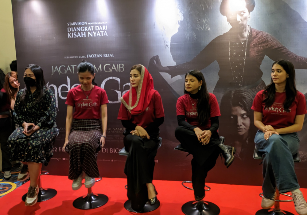 Jumpa pers para pemeran film horor Sinden Gaib di NSC Trenggalek.