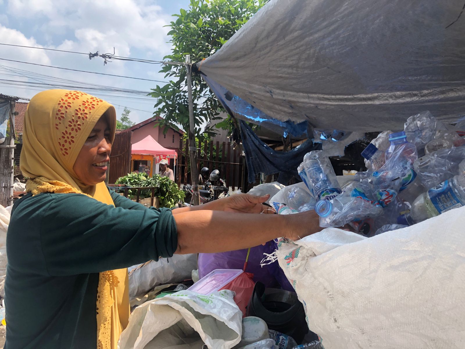 Sriati, sukses berbisnis barang bekas yang bertahan hingga belasan tahun.