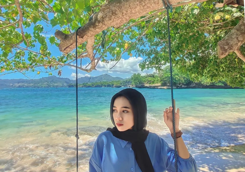 Keindahan Pantai Coro di Tulungagung.
