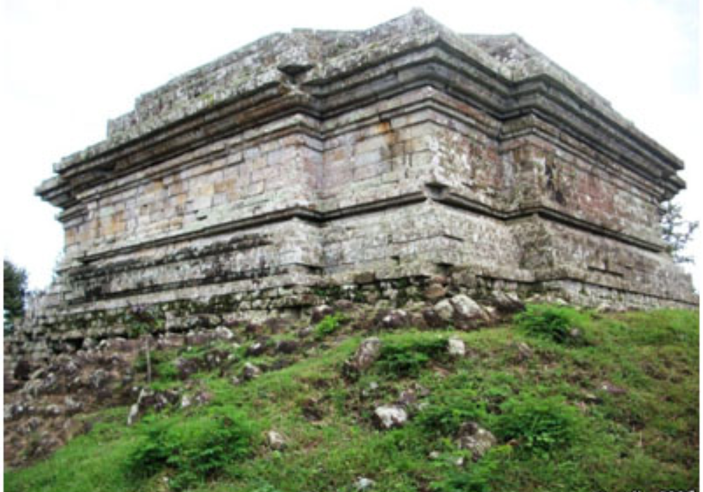 Candi Dadi yang tidak memiliki tangga dan tidak berundak atau disebut bangunan candi tunggal.