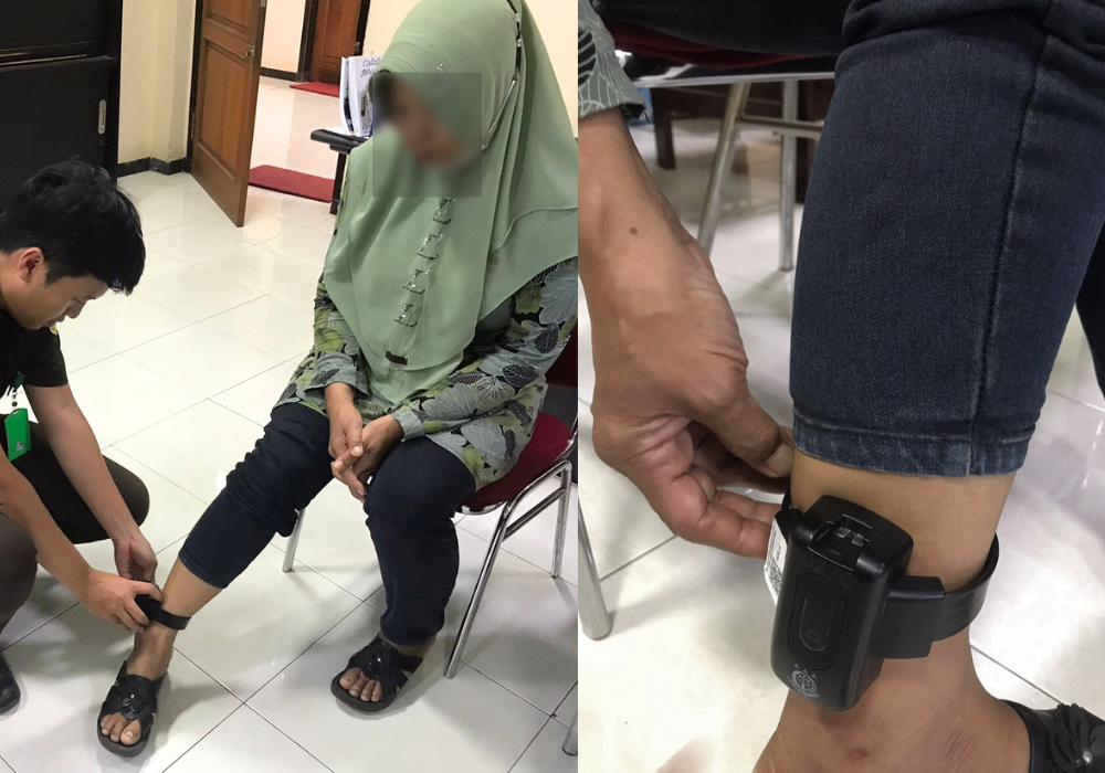 Seorang petugas sedang memasangkan APE ke kaki emak-emak yang menjadi terdakwa kasus memberikan keterangan palsu di Tulungagung.
