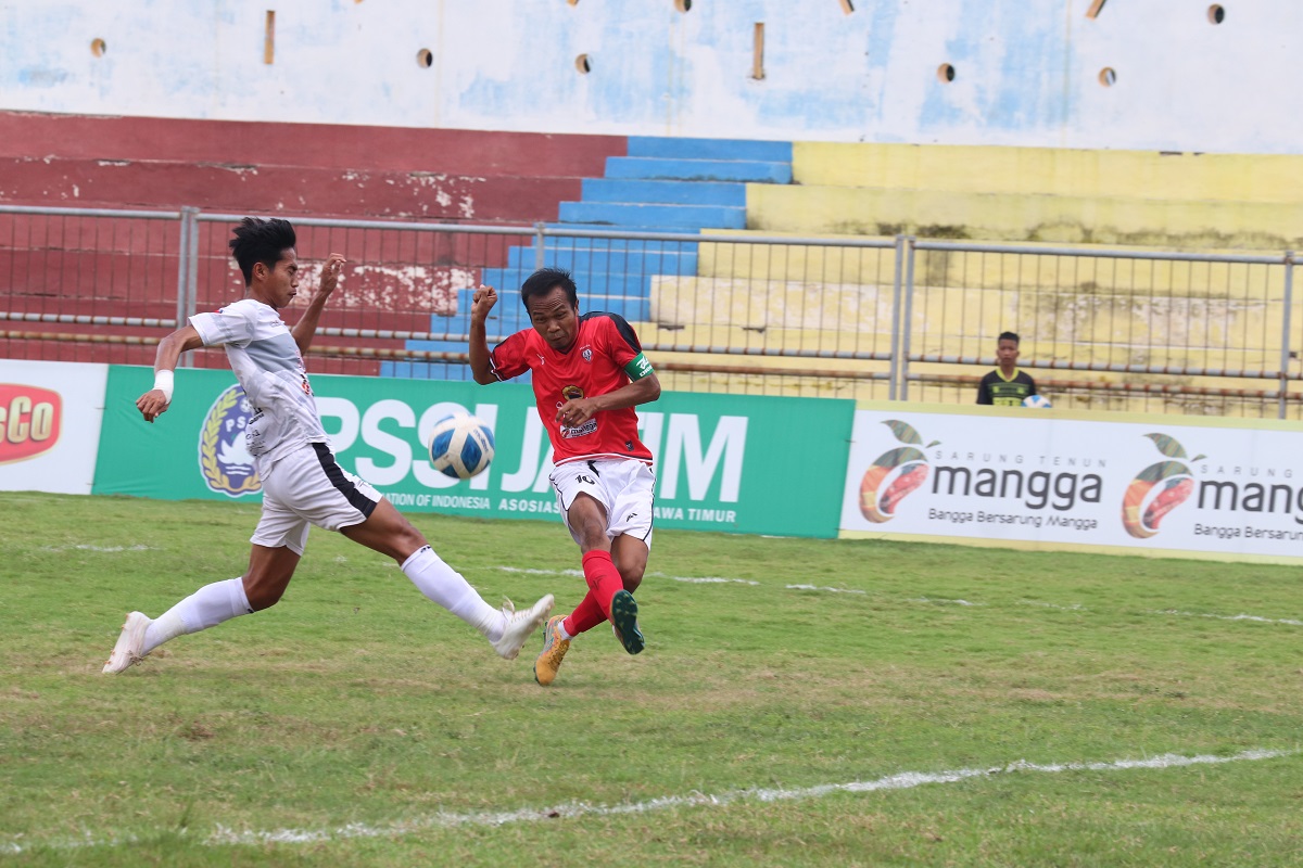 CARI CELAH: Kapten Persiga Trenggalek, Ali Mustofa, melepas tembakan dengan dikawal pemain Perssu Sumenep di Stadion Untung Suropati, Kota  Pasuruan.