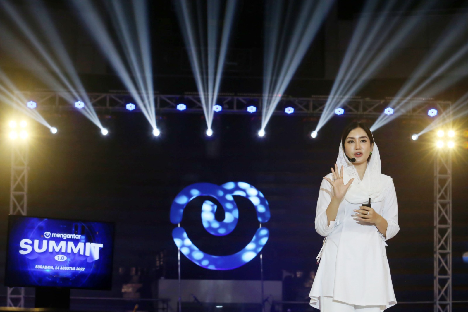 PAPARKAN PROGRAM: Novita Hardini, caleg DPR-RI Dapil V Jawa Timur, ketika memberikan paparan materi dalam salah satu acara.