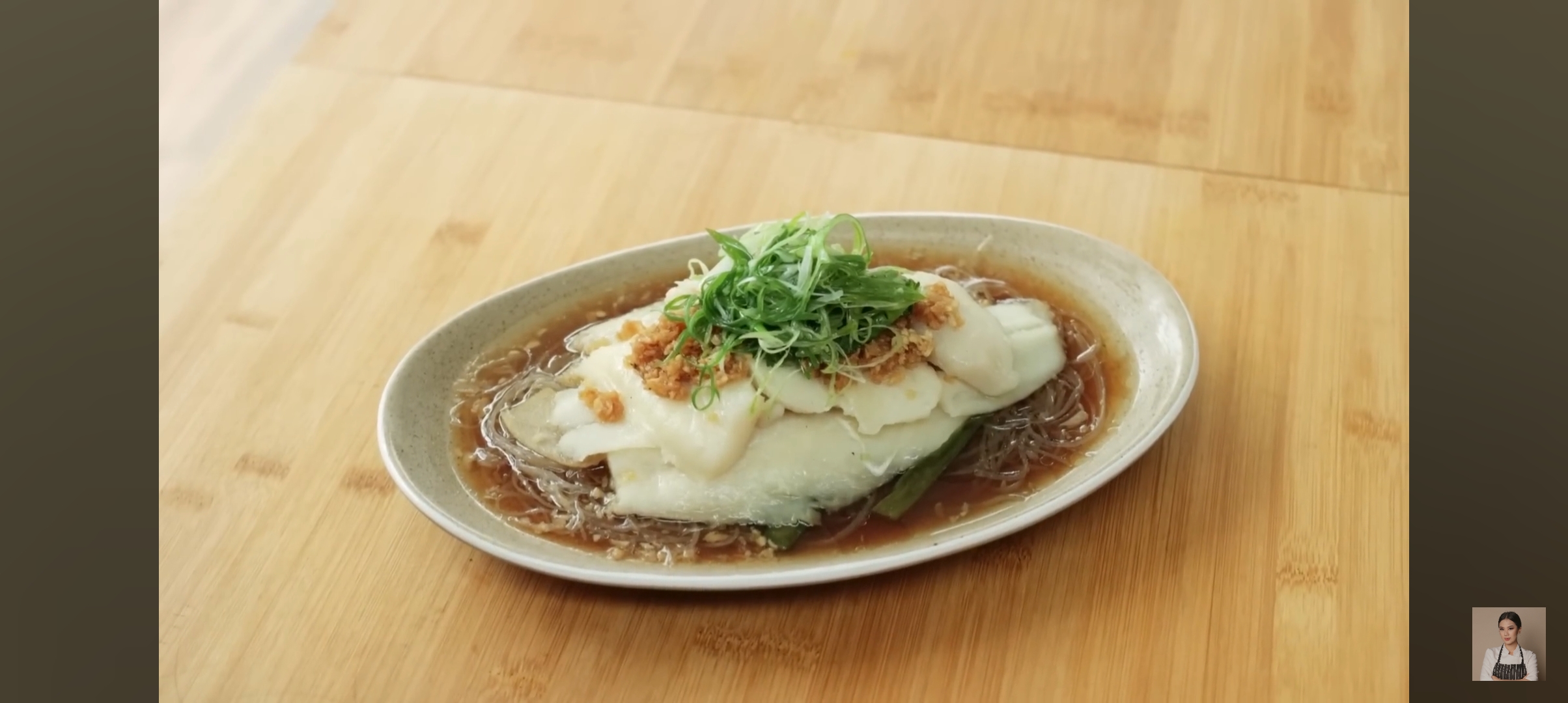 Ide menu sahur, resep ikan steam bawang putih ala Devina Hermawan