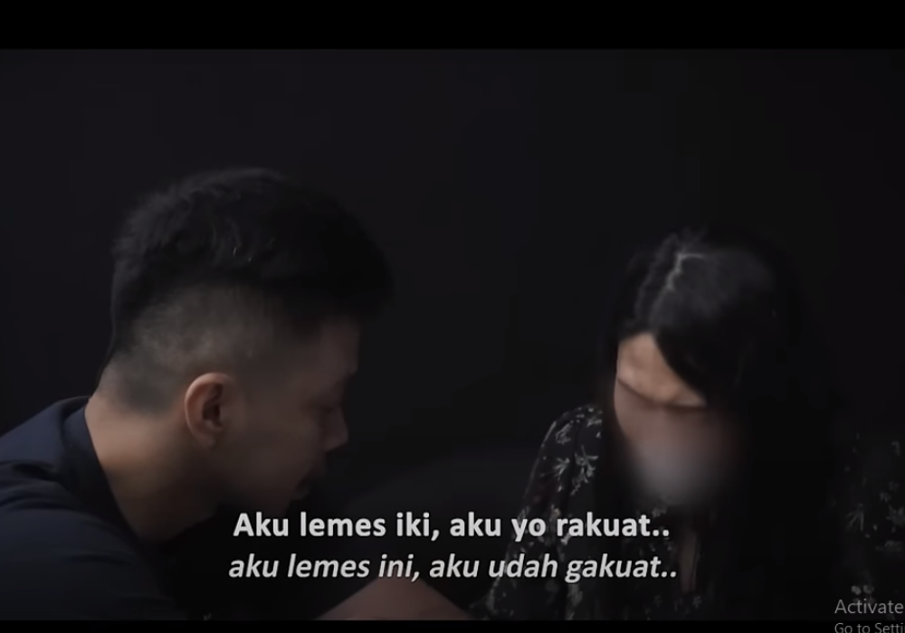 Mbak Ayu yang dirasuki oleh Mbah Sarinten yang mengatakan bahwa Ayu diinginkan sosok penunggu di studio .