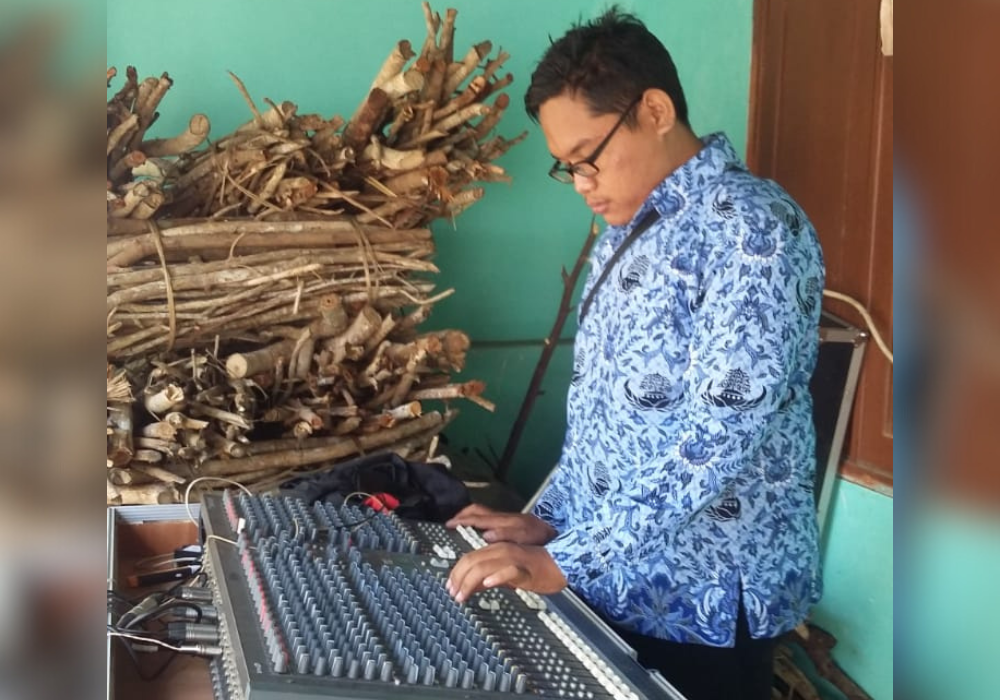 BERAWAL DARI HOBI: Anhar Mustafid saat mengoperasikan peralatan sound system.