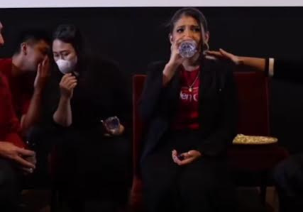 Ayu saat dirasuki mbah sarinten di conference film.