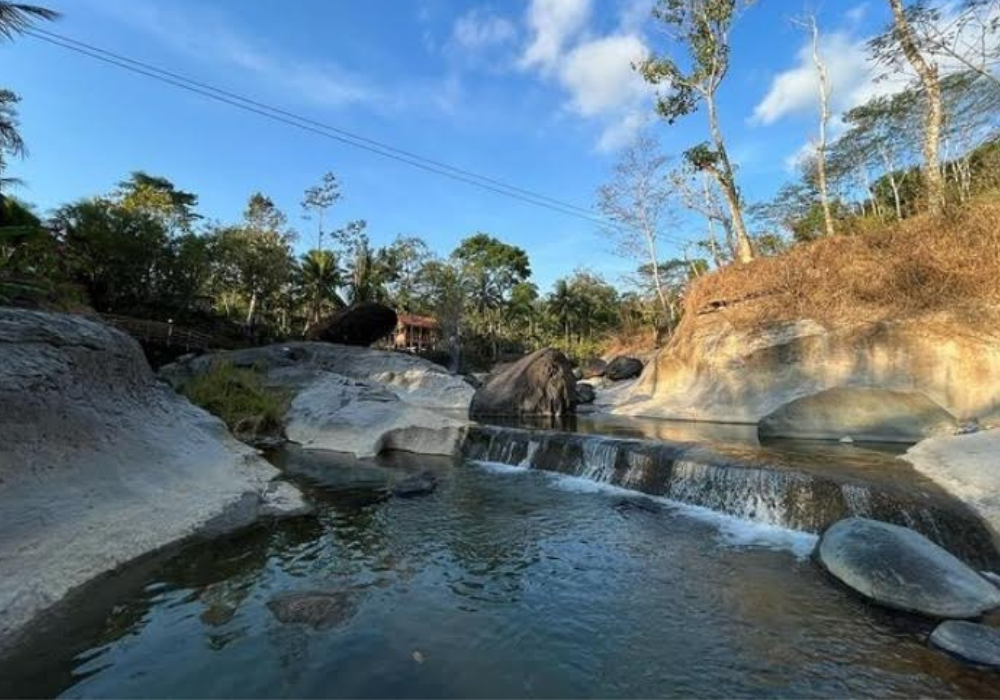 Aliran sungai Watu Kandang di Desa Pandean, Kecamatan Dongko, Kabupaten Trenggalek. Sungai ini menjadi lokasi syuting film horor Sinden Gaib.