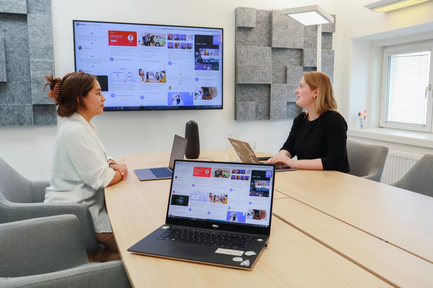 Ilustrasi seseorang yang duduk dengan tegak saat membahas suatu pekerjaan. (Pexels)