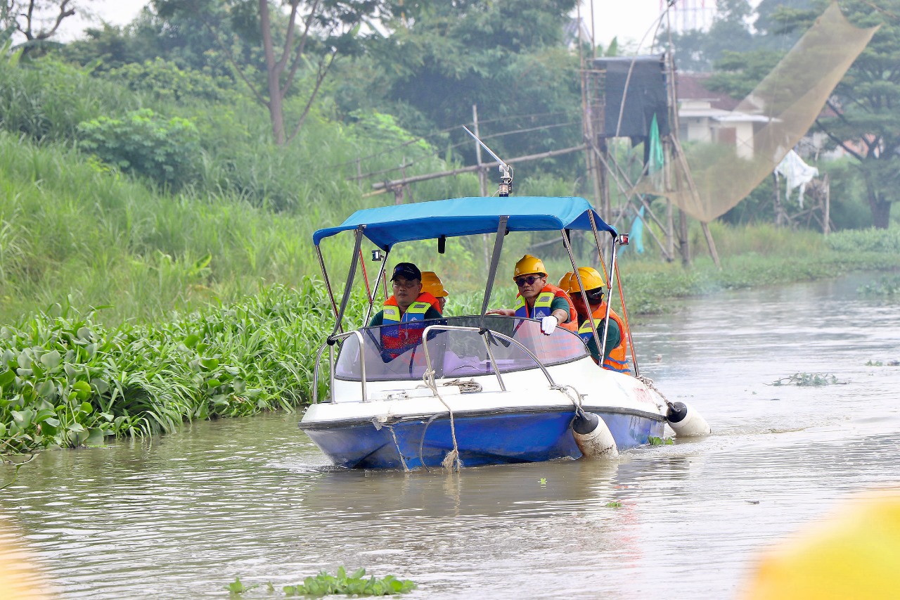 Pj Bupati Tulungagung Heru Suseno bersama DLH Tulungagung susuri Sungai Ngrowo