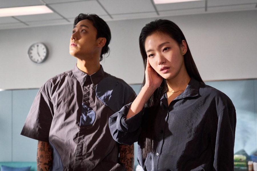 Lee Do Hyun dan Kim Go Eun dalam film Exhuma
