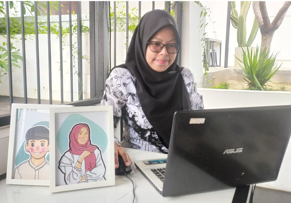 PENI ADITYA UNTUK RATU TERUS BERKARYA: Peni Aditya terus asah kemampuan untuk menghasilkan karya desain grafis.