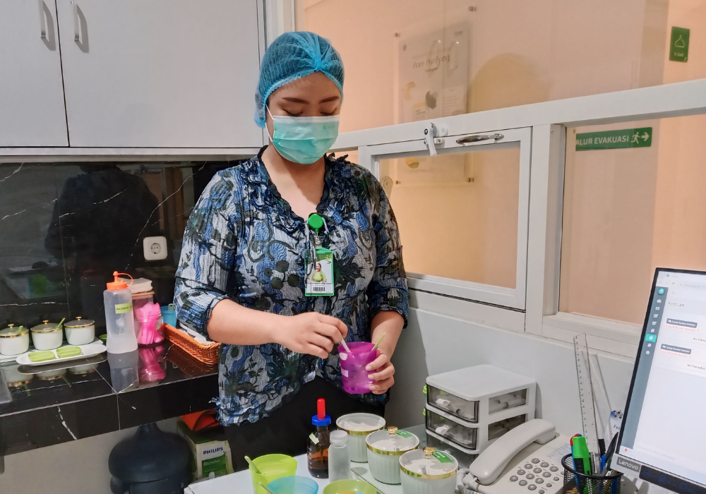 TELITI : Proses meracik ramuan untuk treatment kulit dengan bahan dasar alami dan tidak membuat ketergantungan.
