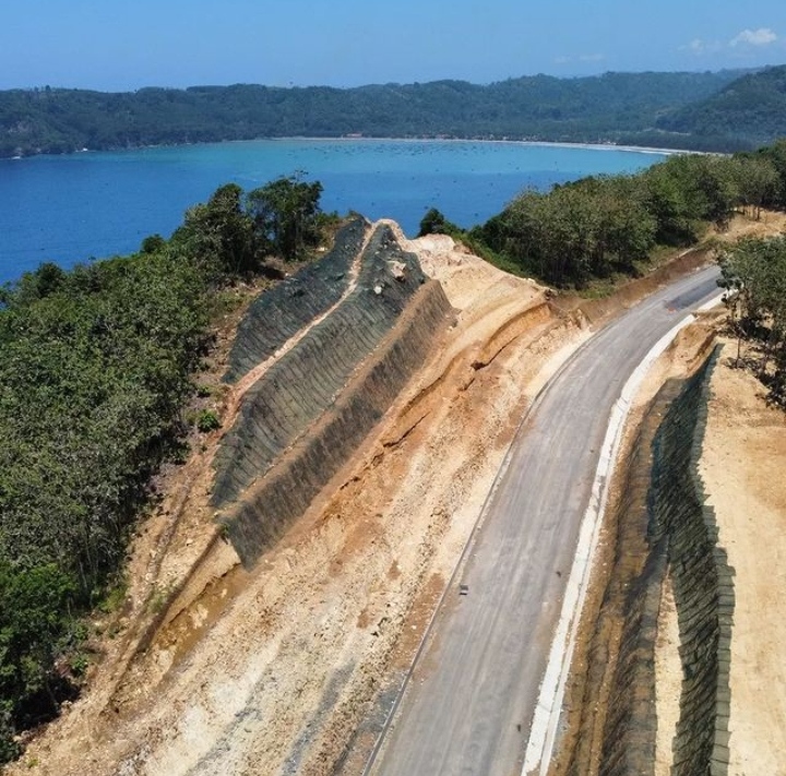 Pemandangan indah JLS Tulungagung - Blitar.