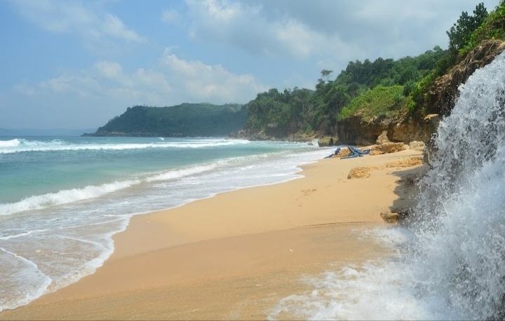 Pantai Pacar di lihat dari samping (google.com/maps/Rommy Perdana Putra)