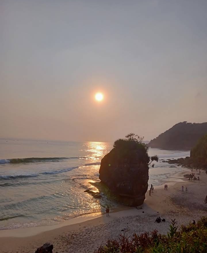 Keindahan Sunset di Pantai Lumbung (google.com/maps/Huda Sun)