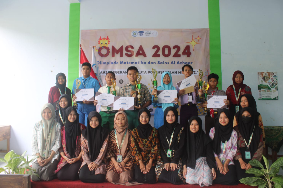 MEMBANGGAKAN: Para juara OMSA bersama panitia dan OSIS SMA Islam Al Azhaar.