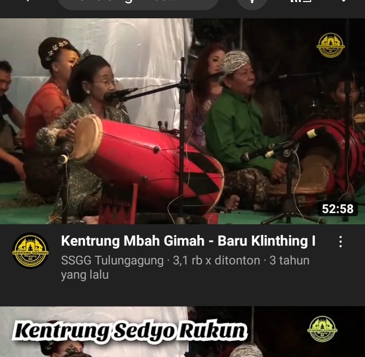 Mbah Gimah saat menampilkan kesenian Kentrung di atas panggung