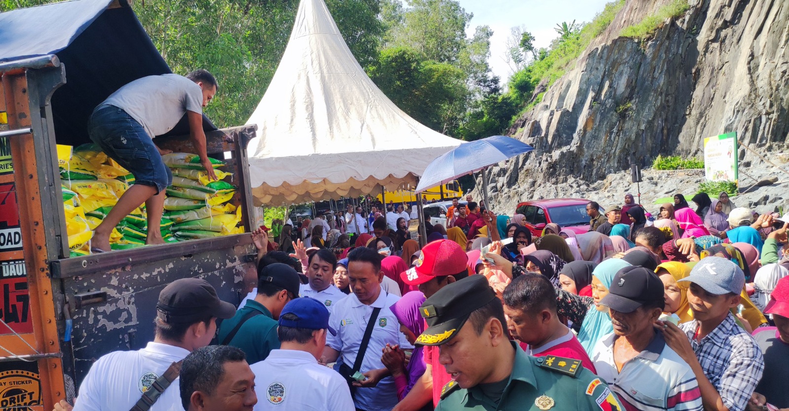 suasana penjualan beras murah.
