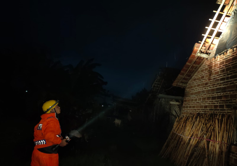 Salah satu asbes rumah warga di Boyolangu Tulungagung rusak pasca diterjang anging puting beliung.