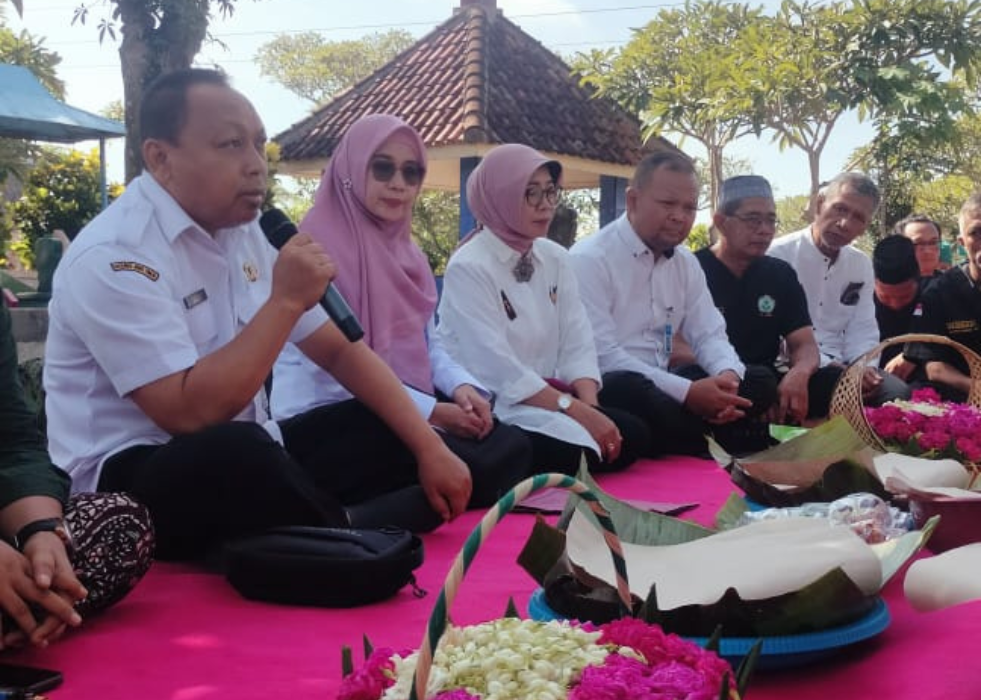 KHIDMAT: Civitas hospitalia RSUD dr Iskak Tulungagung memanjatkan doa bersama di pemakaman jenazah tanpa identitas.
