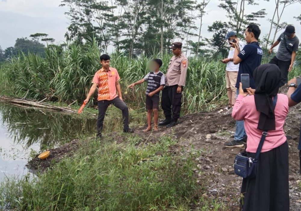 Tim sedang mengolah TKP insiden bocah tewas tenggelam di Tulungagung.