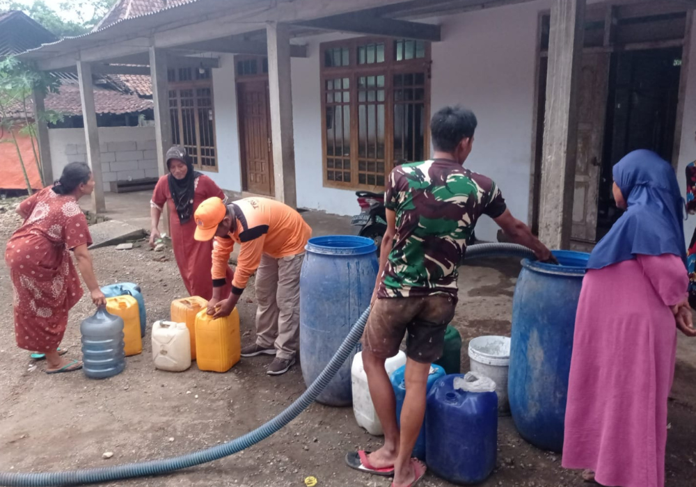 Pendistribusian air bersih kepada warga yang mengalami krisis air bersih di Tulungagung.