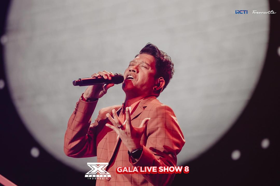 Kris Tomahu X Factor Indonesia dalam Gala Live Show 8 menyanyikan lagu Mama Papa Larang dari Judika