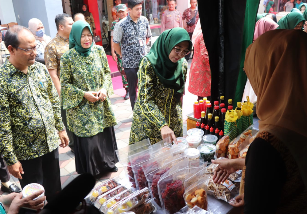 Pj Ketua Dekranasda Kabupaten Tulungagung, Diana Puspitasari Heru Suseno memantau produk UMKM pendampingan Dekranasda Kabupaten Tulungagung.
