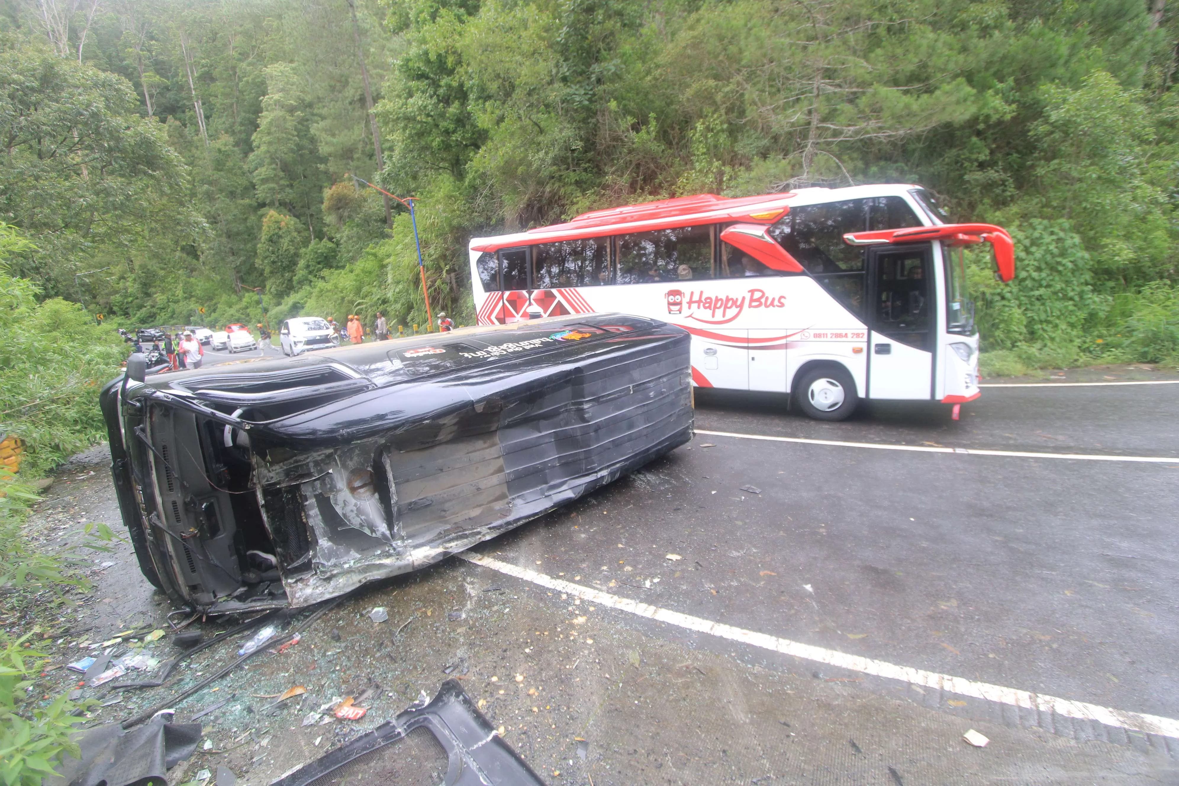 Kondisi elf yang ditumpangi mahasiswa Tulungagung-Trenggalek terguling di jalan raya Cemorosewu-Sarangan