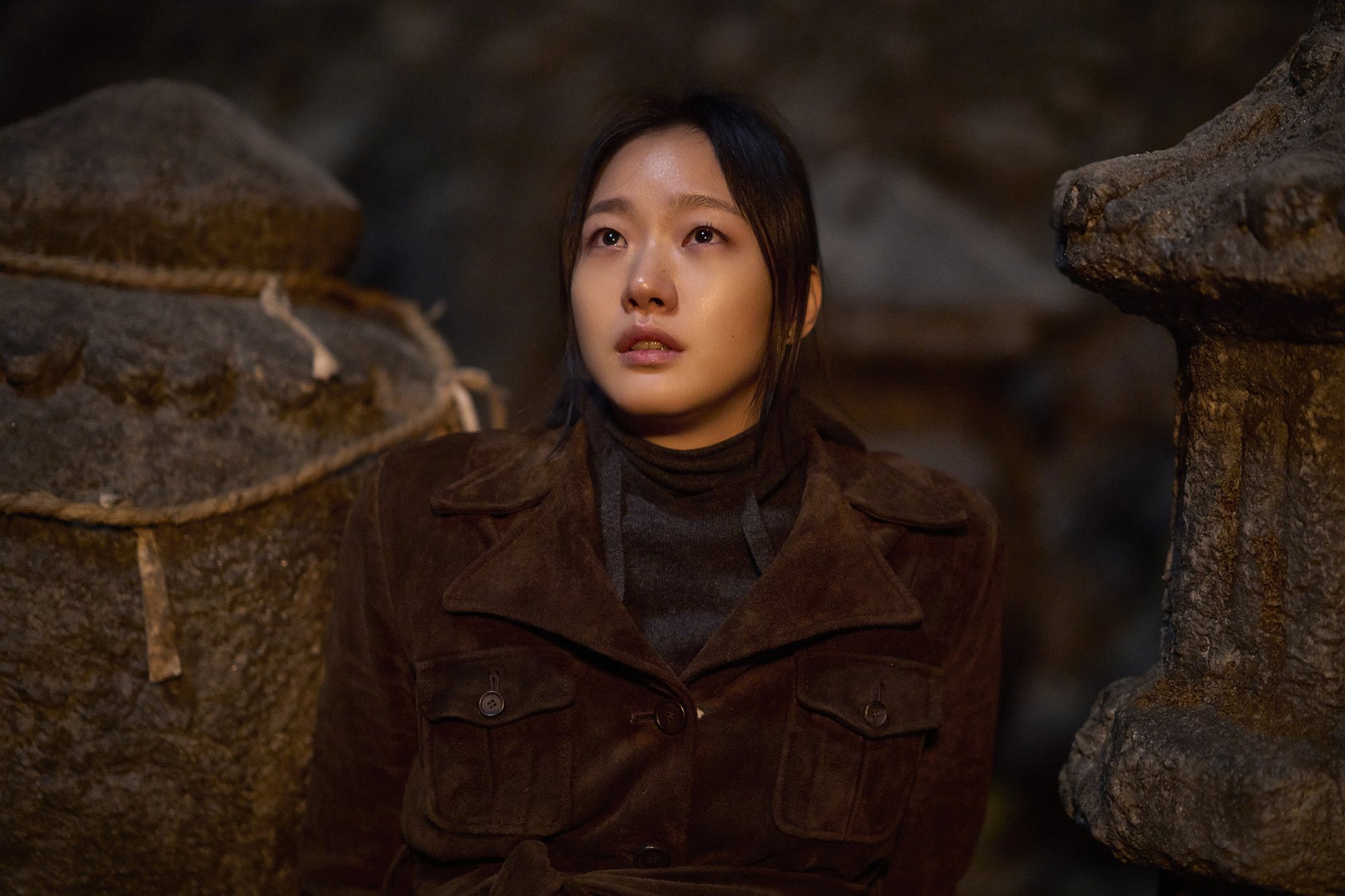 Kim Go Eun yang terkejut dalam film Exhuma