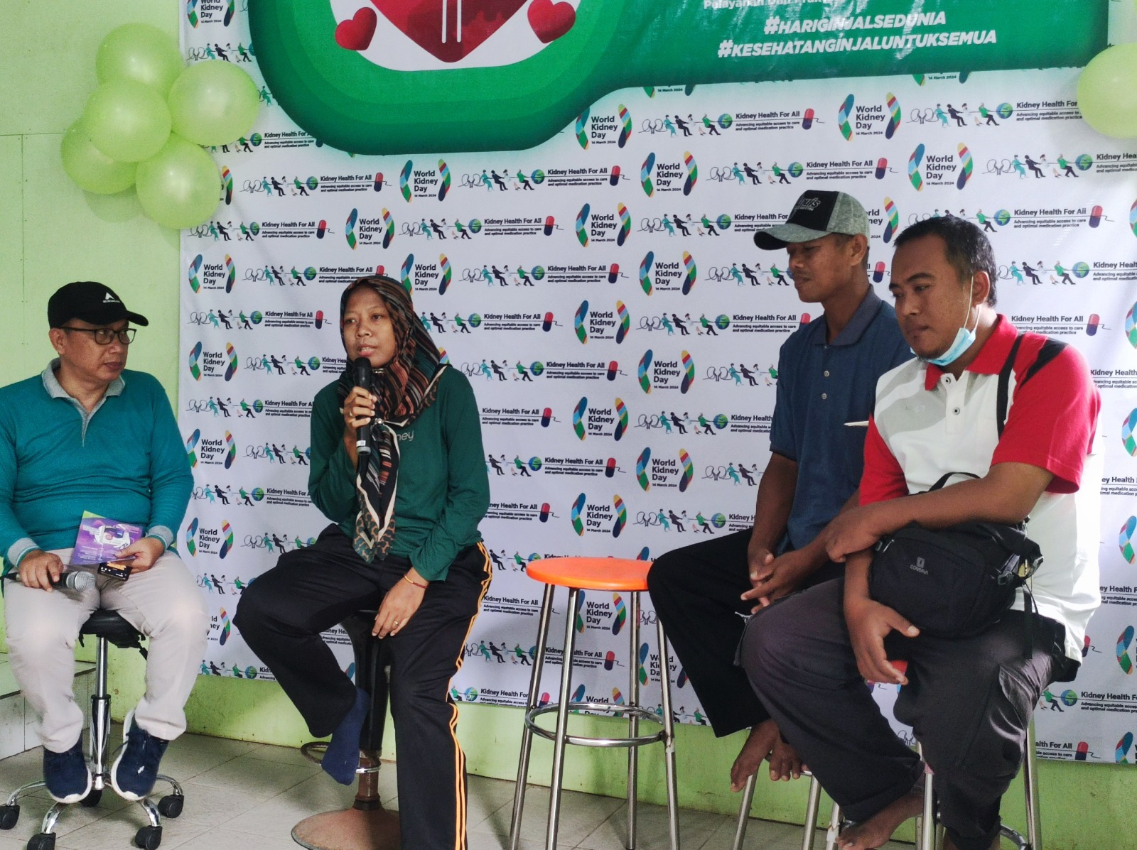 TULARKAN SEMANGAT : Yohanita, Andik Yuliastanto (kiri), Eko Cahayanto (dua dari kanan) dan Andi Prasetyo (paling kanan) menceritakan pengalaman mereka
