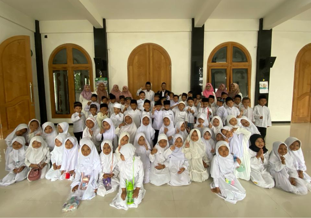KOMPAK: Keluarga besar LP Al Isyroq Tulungagung setelah mengikuti ceramah sebelum Tarhib Ramadan.