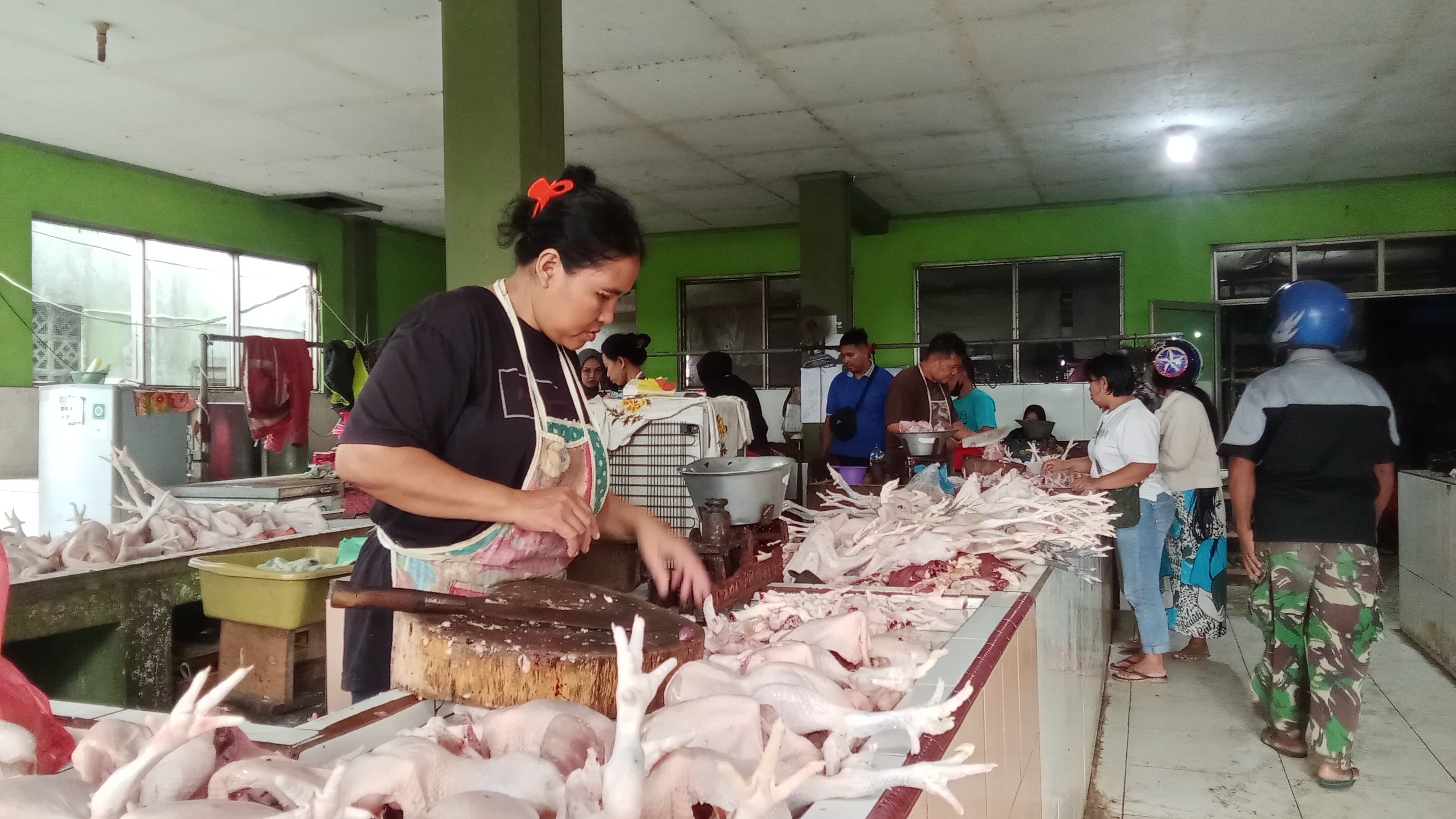pedagang ayam di pasar basah Trenggalek