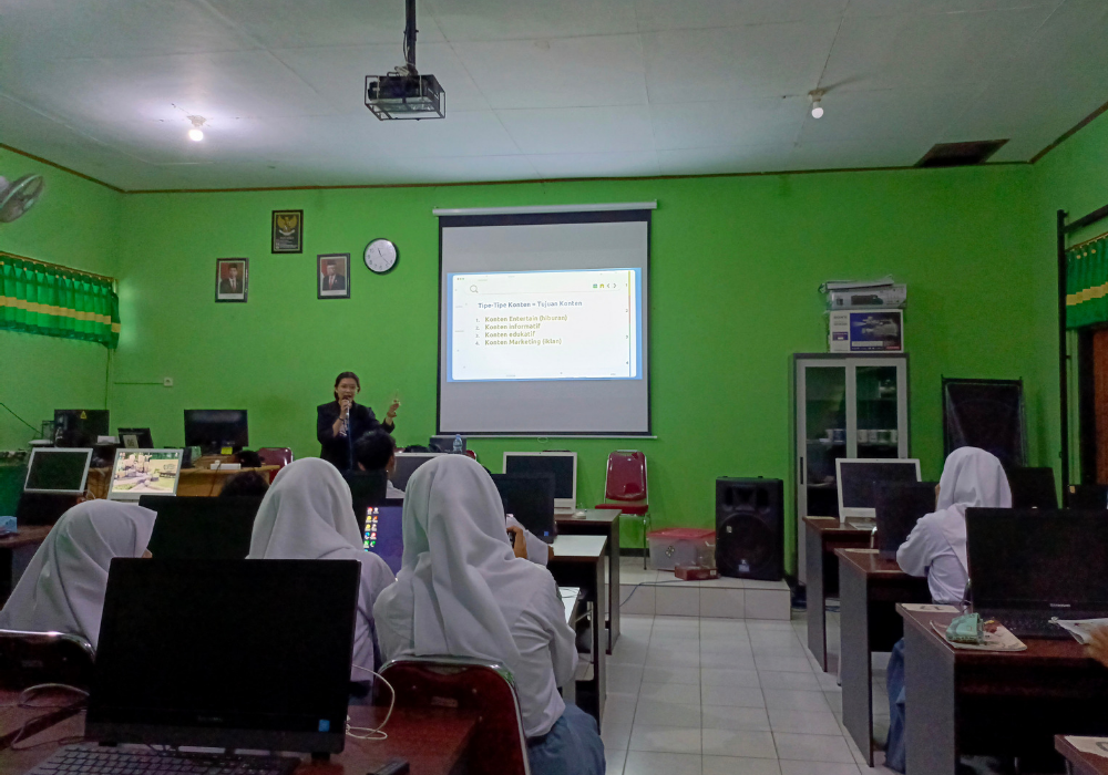 ILMU BERMANFAAT: Kak Intan Puspitasari saat memberikan materi tentang media digital dan sosial media.