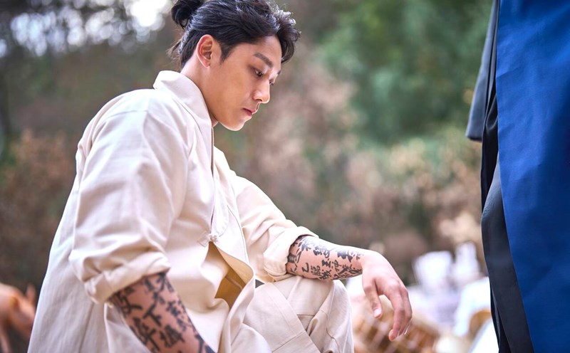 Lee Do Hyun dalam film Exhuma