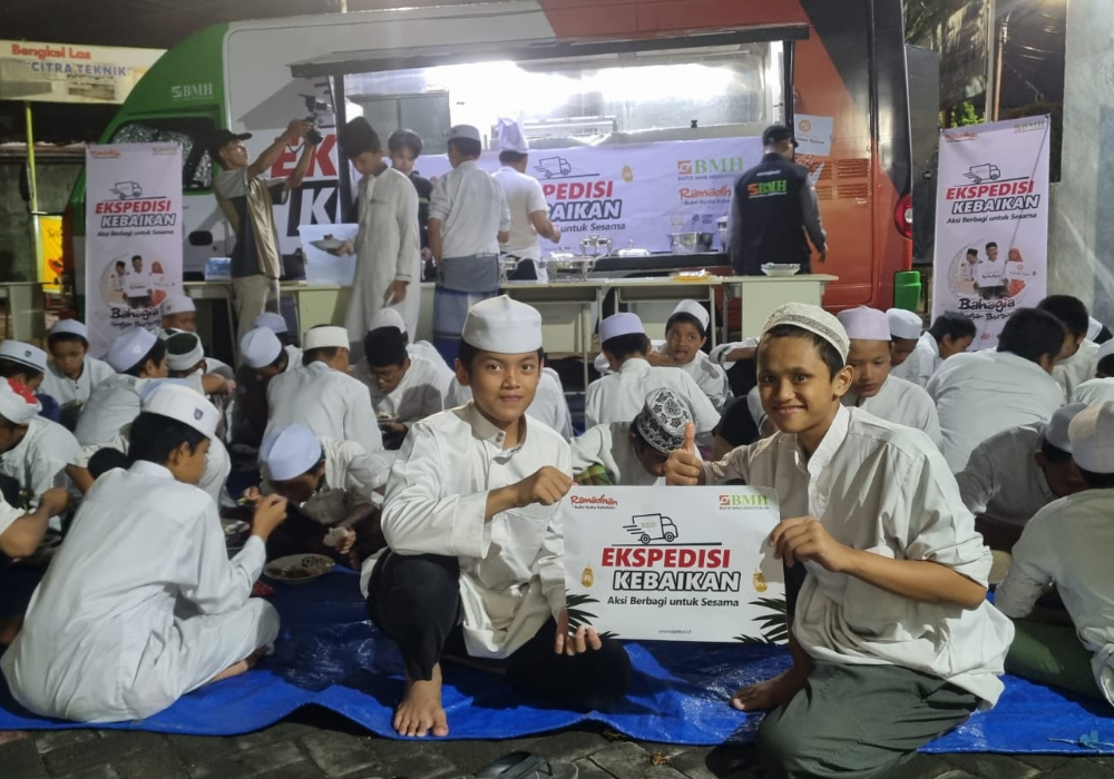 BERKAH: Suasana pembagian paket buka puasa kepada para santri.