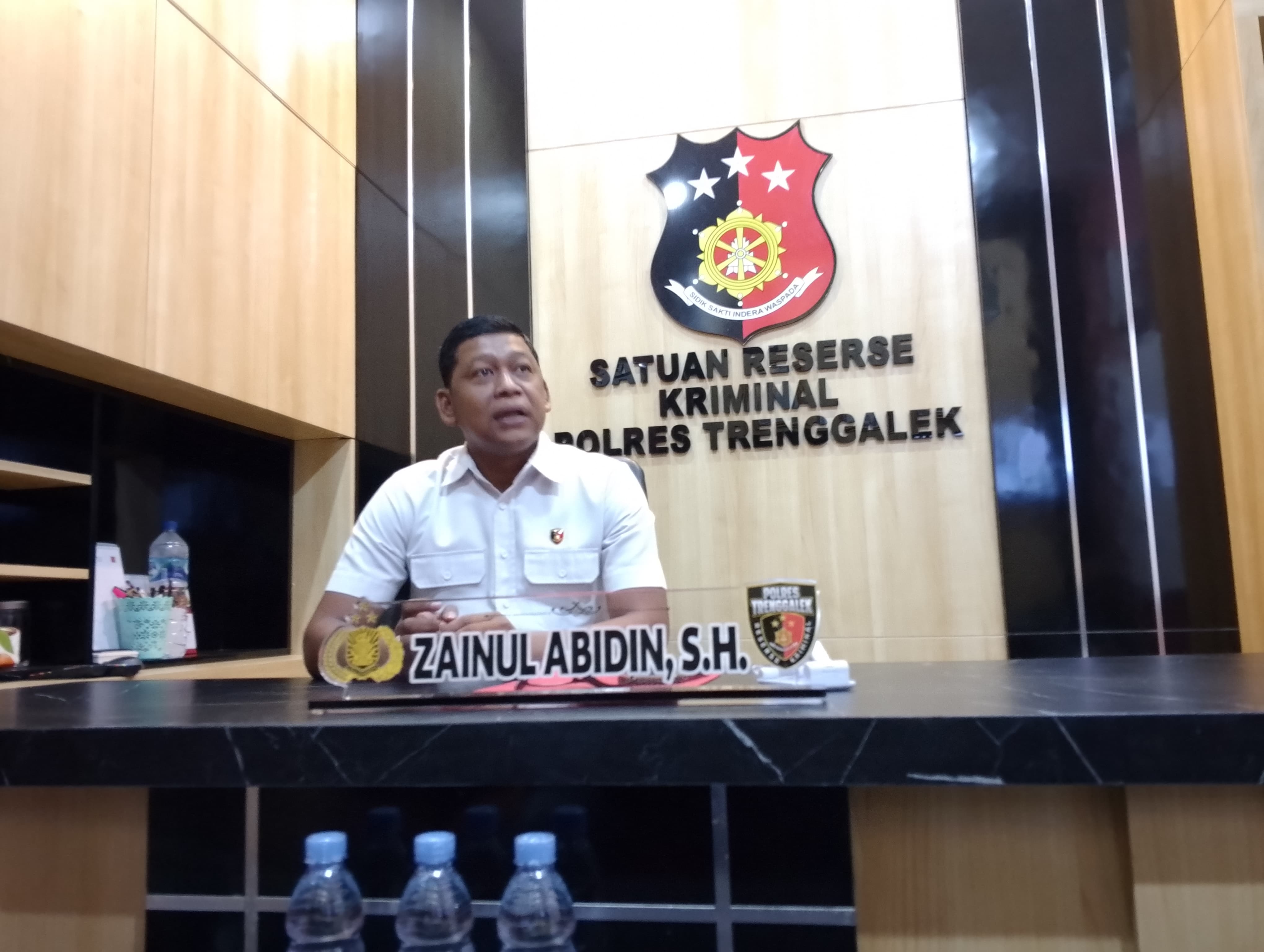 MEMAPARKAN: Kasatreskrim Polres Trenggalek, AKP Zainal Abidin menyampaikan perkembangan kasus kiai yang diduga cabuli santri.