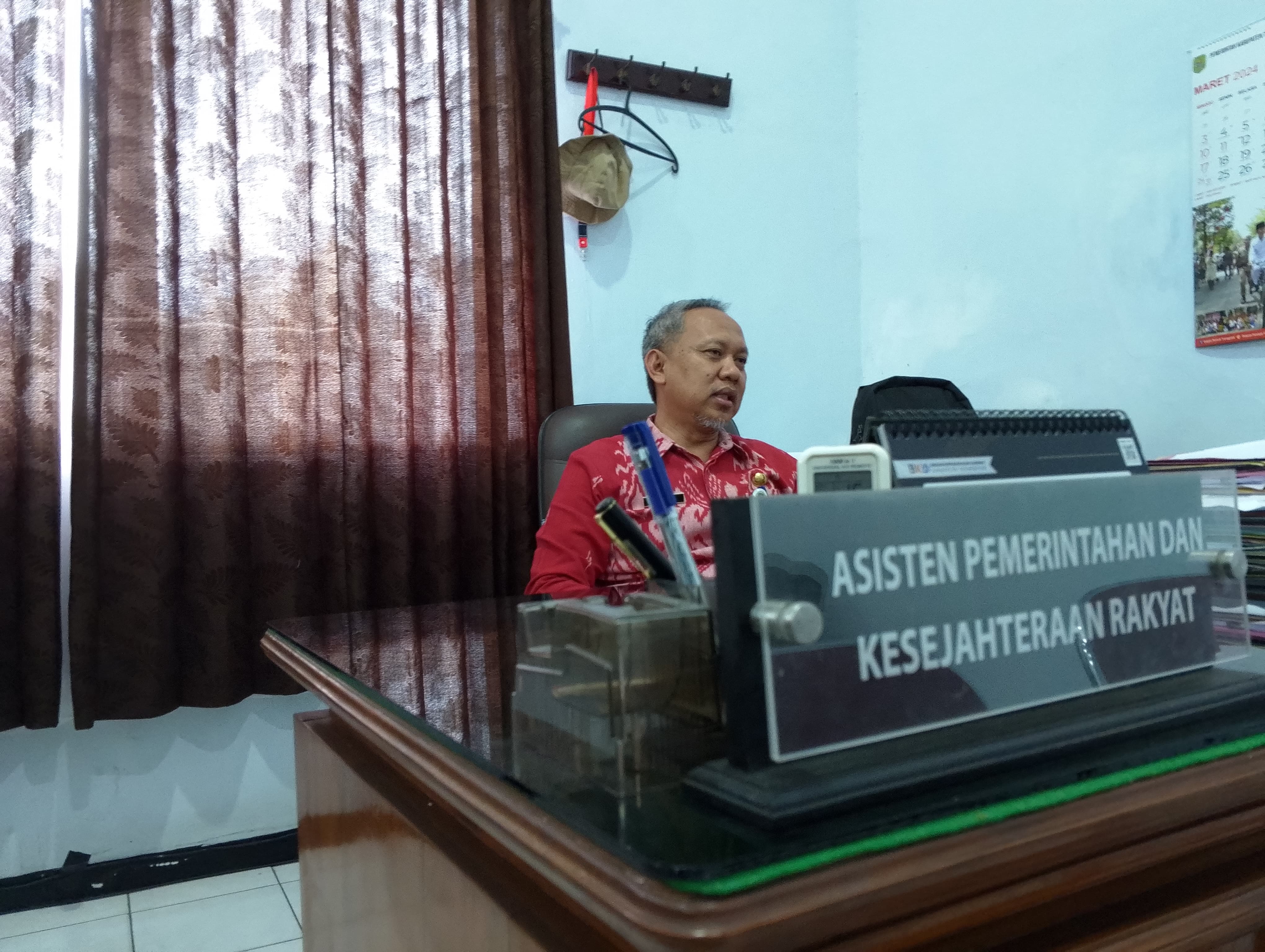 Plt Kepala Dinsos P3A Kabupaten Trenggalek, Saeroni, beri keterangan kepada awak media