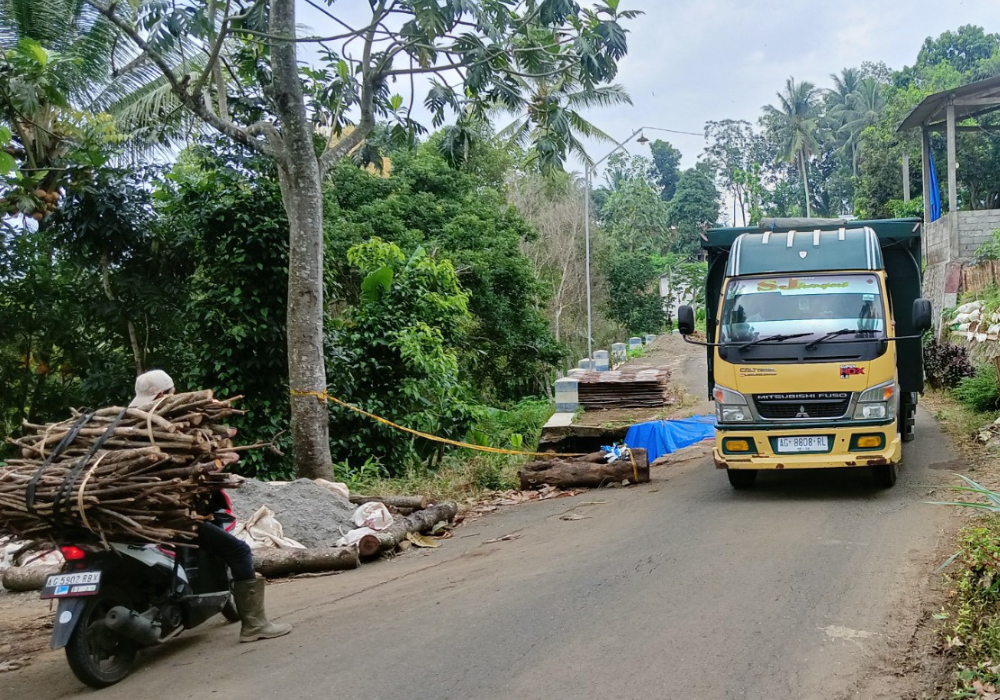 TERPAKSA MENGANTRE: Pengguna jalan utama Pagerwojo-Sendang secara bergantian melintasi jalan rusak.