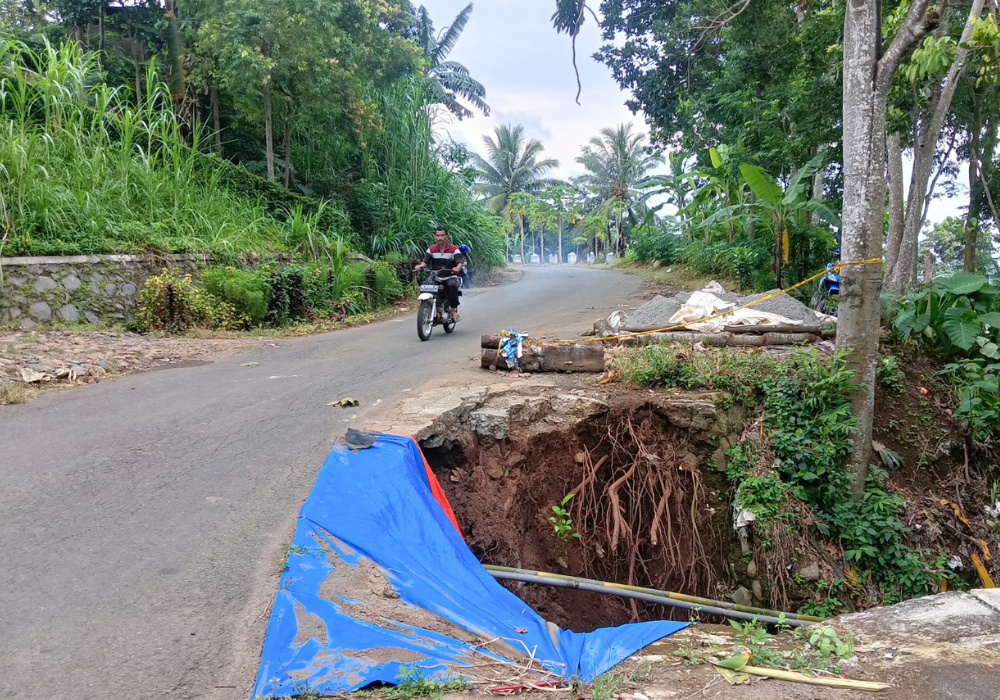 BELUM DIPERBAIKI: Kondisi jalan utama penghubung Kecamatan Pagerwojo &ndash; Sendang di Dusun Selogiri, Desa Penjor, Kecamatan Pagerwojo, Tulungagung.