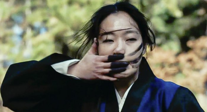 Kim Go Eun melakukan adegan ritual dalam film Exhuma.