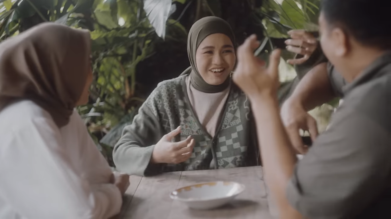 Official Music Video Salma Salsabil yang mampu mmembuat terharu penonton dan pendengarnya terharu.