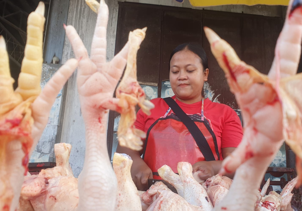 Salah satu penjual daging ayam di Pasar Ngemplak, Tulungagung.