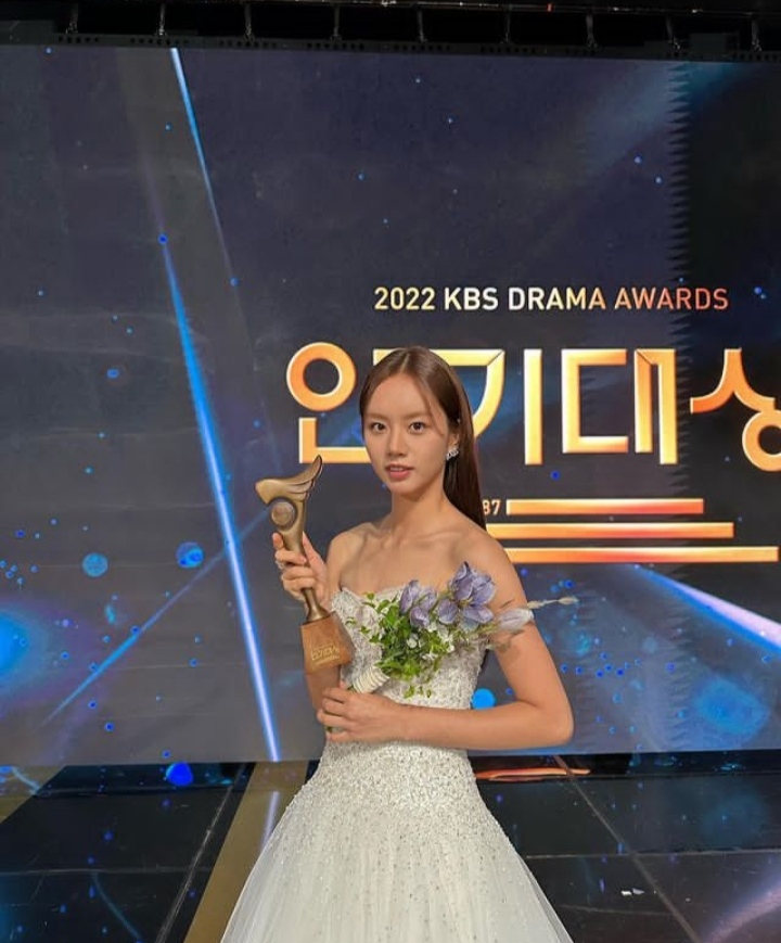 Potret Cantik Lee Hyeri Ketika Menerima KBS Awards 2022 (Instagram @hyeri_0609)