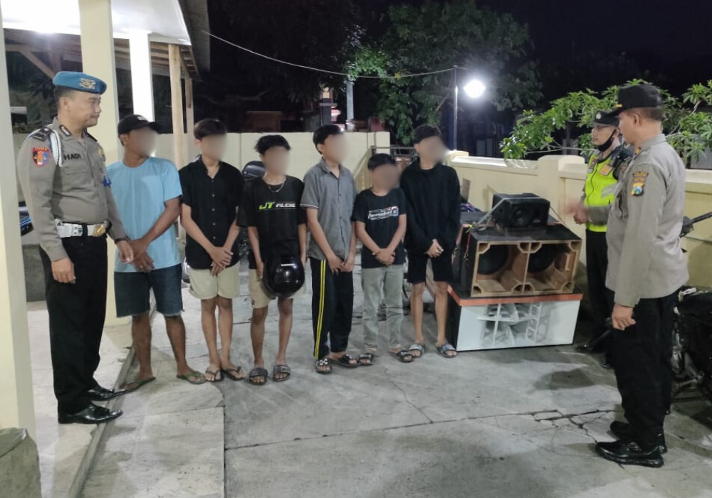 Sejumlah pemuda diamankan polisi usai membangunkan sahur memakai sound system.