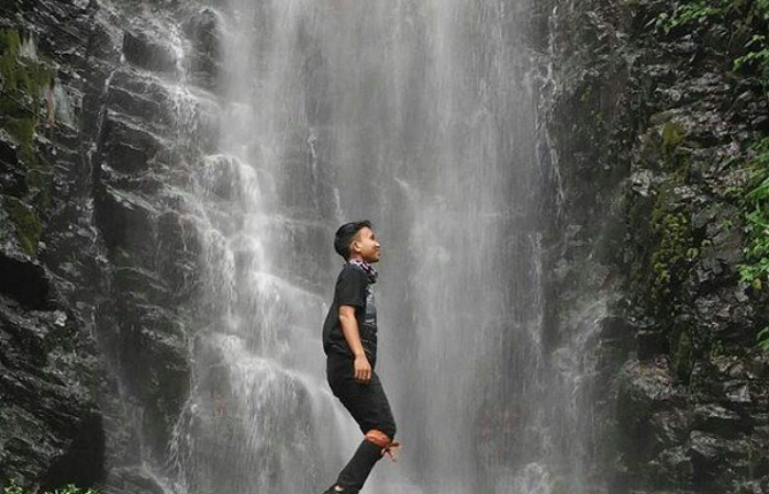 Foto salah satu wisatawan air terjun Tirtosari