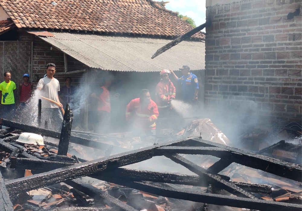 Petugas pemadam kebakaran sedang memadamkan api di Desa Ngranti Kecamatan Boyolangu hangus terbakar pada (19/3/2024) siang.