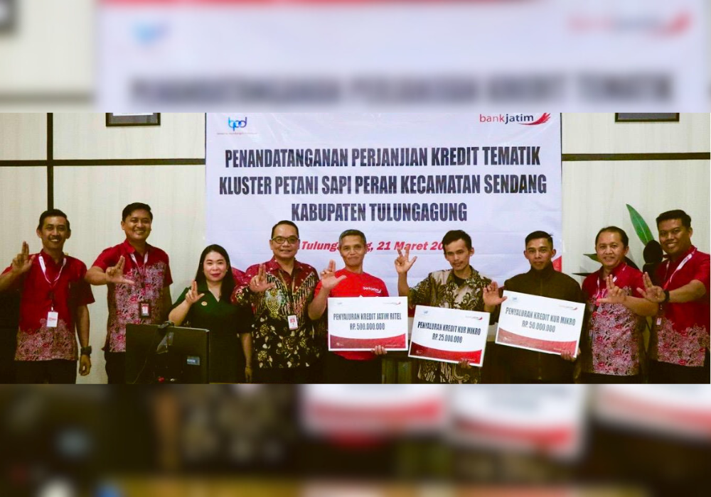 KOMPAK: Foto bersama penyerahan simbolis penyaluran kredit Jatim Mikro dan KUR.