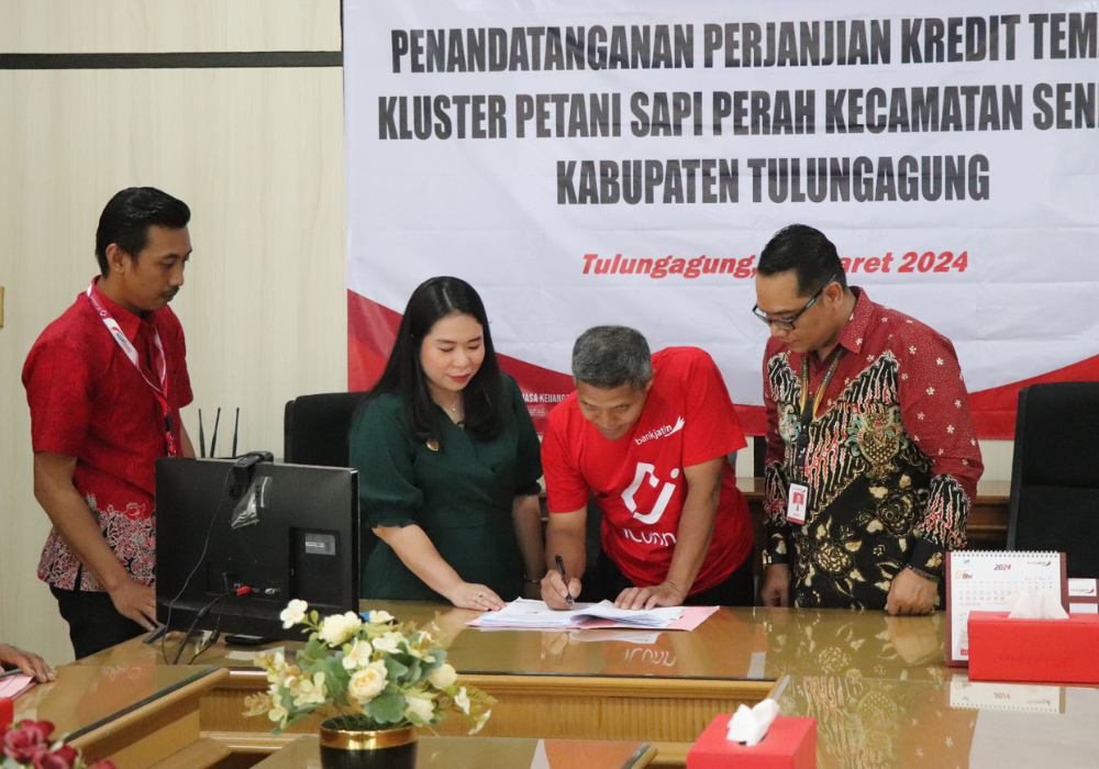 KERJA SAMA: Ketua kluster petani sapi perah, Sugiarto, menandatangani perjanjian kredit tematik yang disaksikan Pemimpin Cabang Bank Jatim Tulungagung Murjoko Teguh Harianto dan notaris.